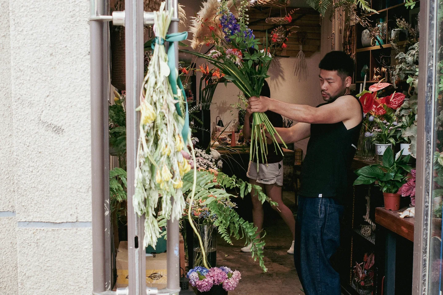 Fleuriste dans sa boutique
