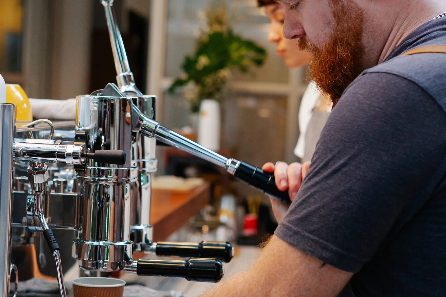 Préparation d'une boisson dans un café