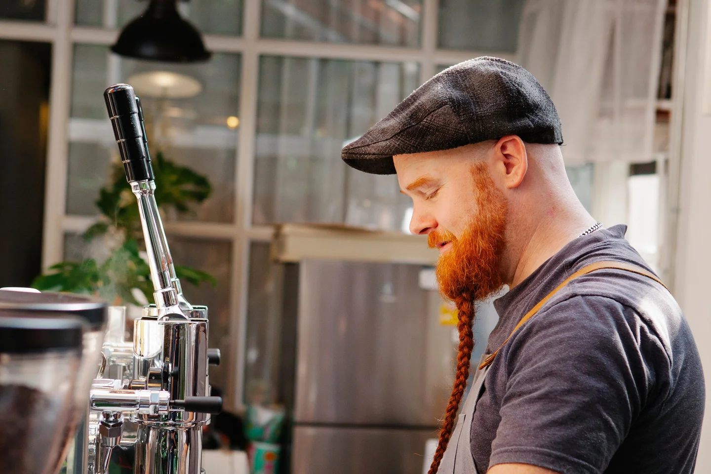 Commerçants au travail dans un café