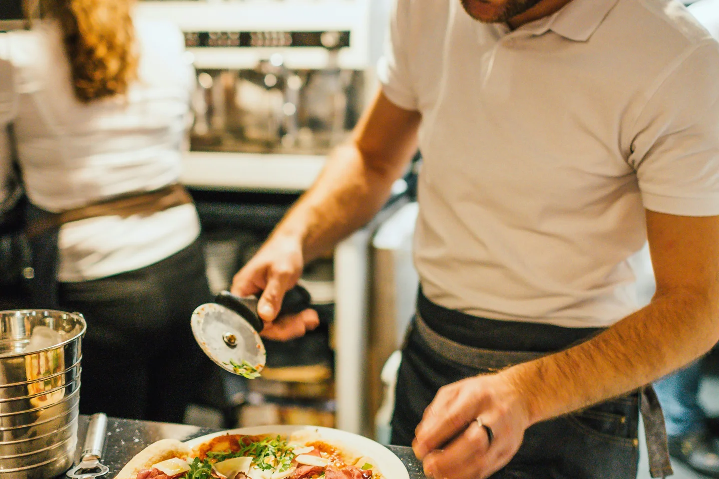 Un pizzaïolo prépare une commande